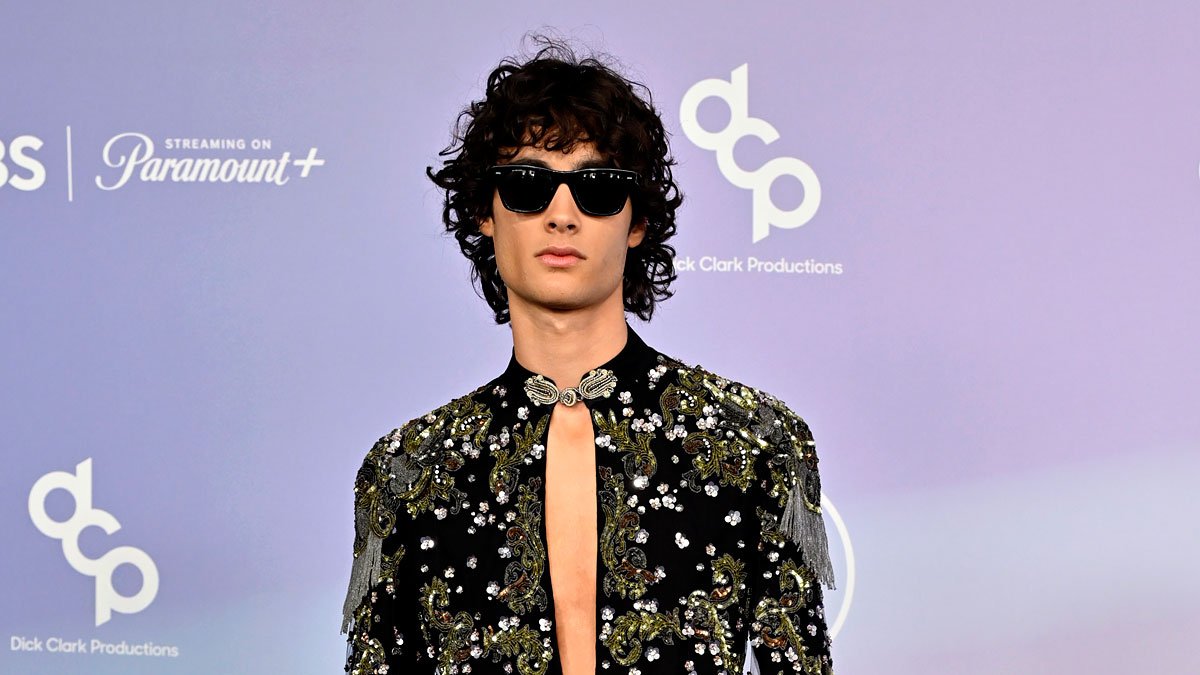 Sombr está trazendo sua mãe como acompanhante para o American Music Awards de 2026! – Just Jared – Notícias e fofocas sobre celebridades