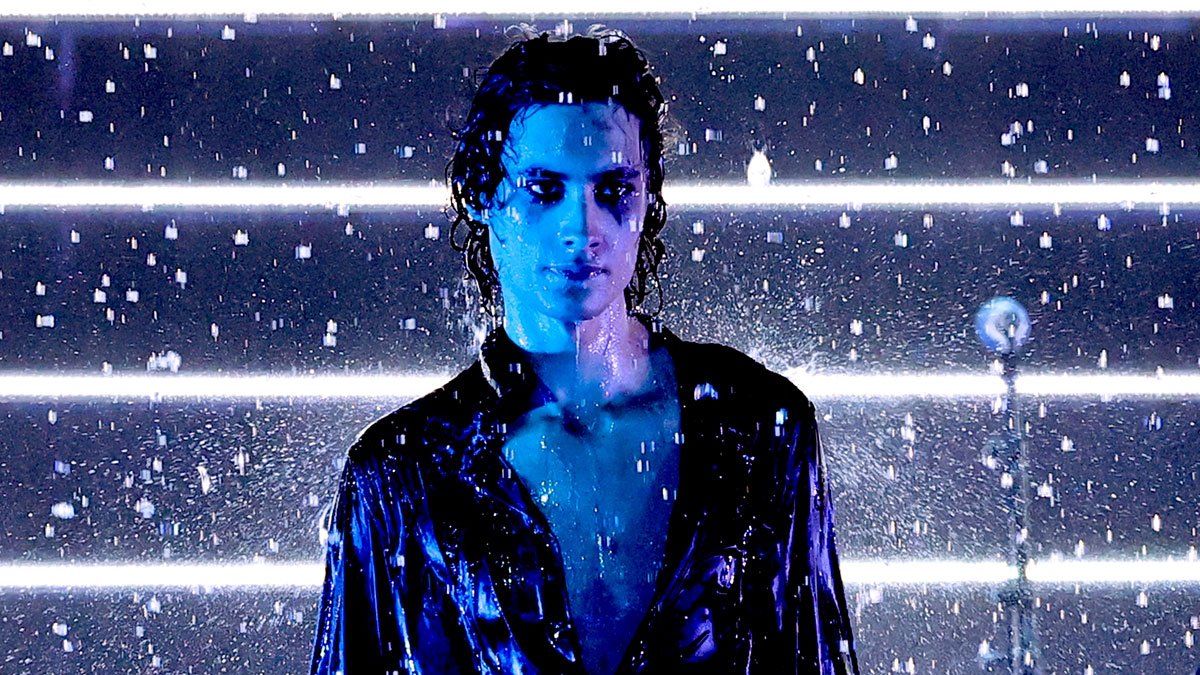 Sombre fica molhado para apresentação de ‘Homewrecker’ no AMAs de 2026 – Assista ao vídeo! – Just Jared – Notícias e fofocas sobre celebridades