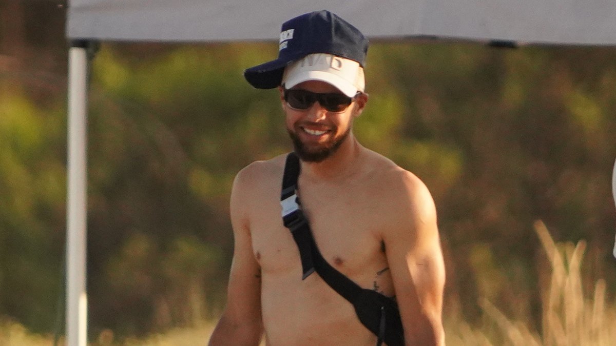Stephen Curry fica sem camisa nas férias com a família em Saint-Tropez – Just Jared – Celebrity News & Gossip