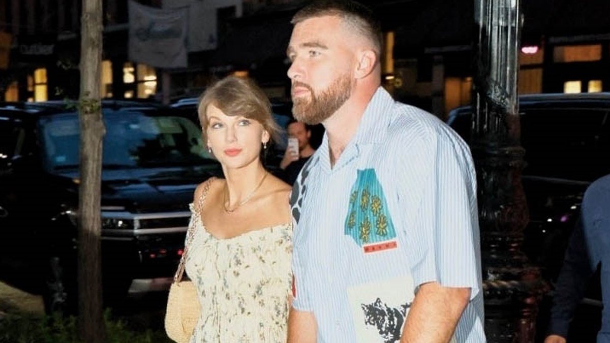 Taylor Swift e Travis Kelce de mãos dadas durante um encontro romântico à noite na cidade de Nova York – Just Jared – Celebrity News & Gossip
