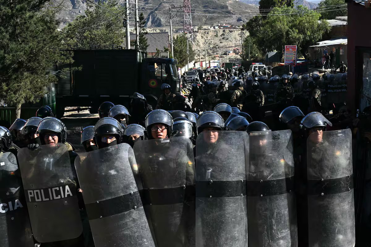 Tensões e confrontos na Bolívia durante operação para levantar bloqueio de La Paz