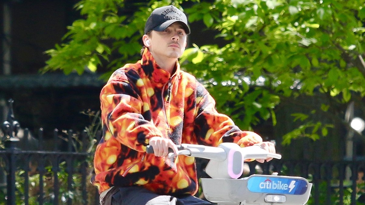 Timothee Chalamet faz um passeio de bicicleta à tarde em Nova York – Just Jared – Notícias e fofocas de celebridades