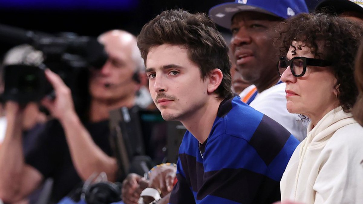 Timothee Chalamet pula o Met Gala 2026 para participar do jogo dos playoffs dos Knicks – Just Jared – Notícias e fofocas de celebridades