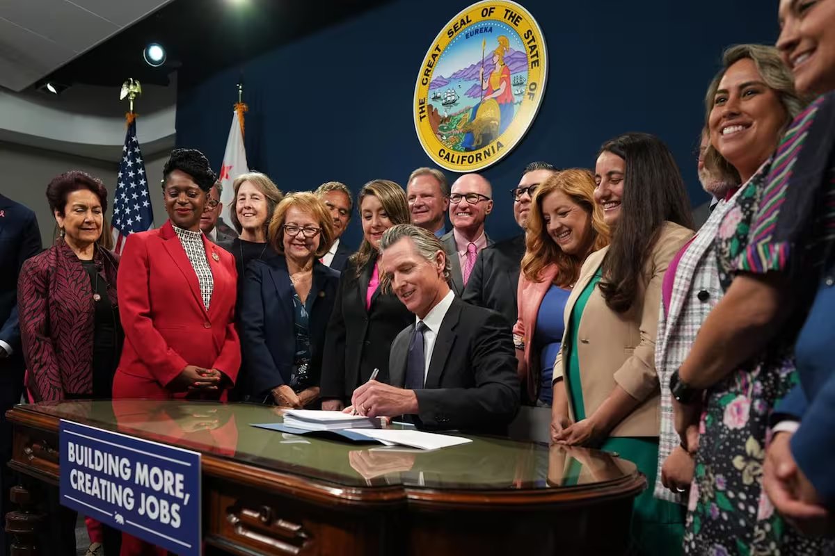 Todas as leis assinadas por Gavin Newsom na Califórnia entrarão em vigor em julho de 2026