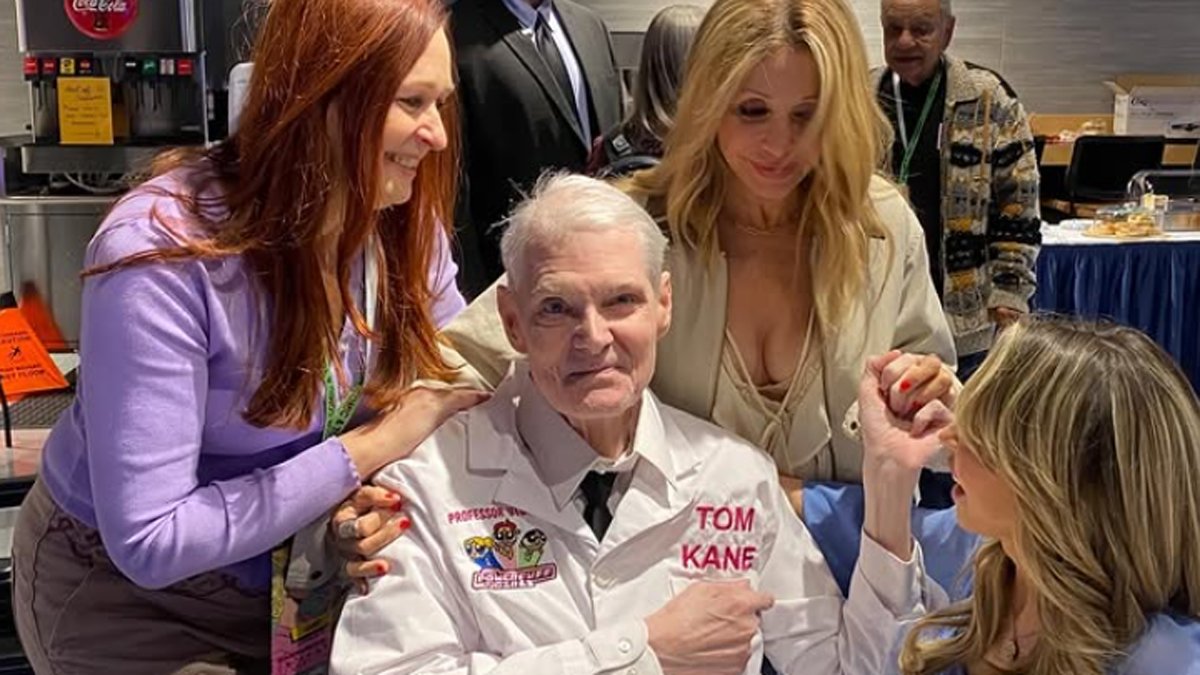 Tom Kane Dead – Ator de voz de ‘Meninas Superpoderosas’ e ‘Star Wars’ morre aos 64 anos – Just Jared – Notícias e fofocas de celebridades