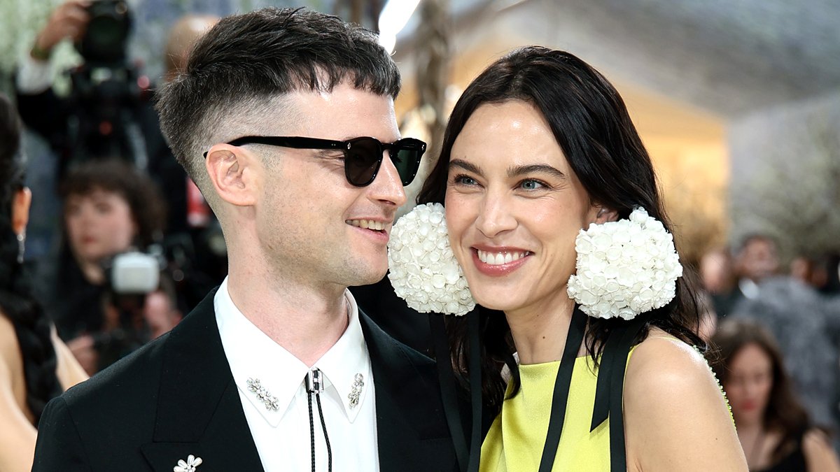 Tom Sturridge e Alexa Chung fazem raras aparições públicas juntos no 2026 Met Gala após 4 anos de namoro – Just Jared – Celebrity News & Gossip