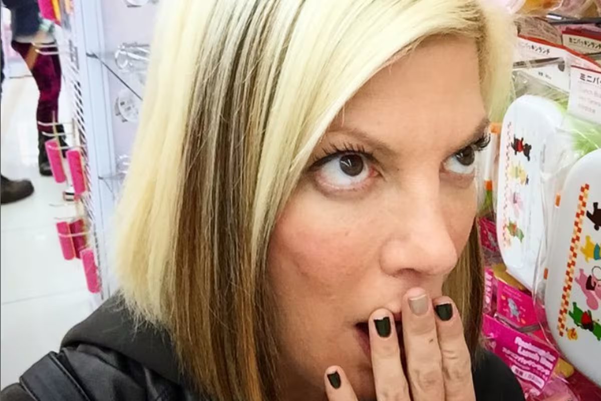 Tori Spelling revela qual estrela chorou ‘inconsolavelmente’ quando foi demitida de Beverly Hills 90210