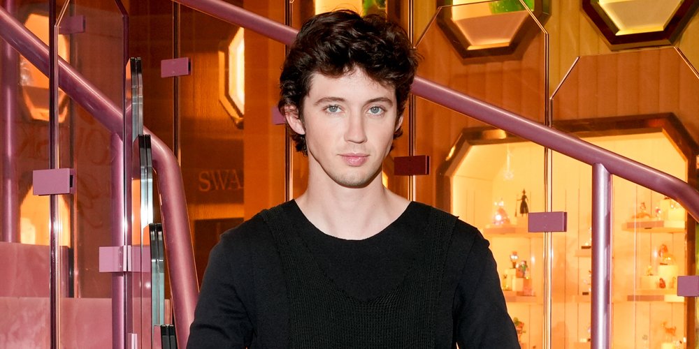 Troye Sivan fala sobre estilo, jornada para o sucesso e próximos projetos no evento Swarovski – Just Jared – Celebrity News & Gossip