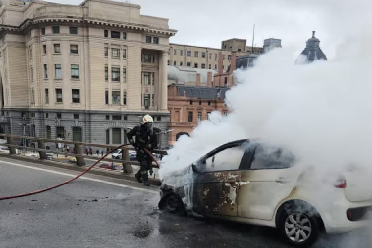 Um carro pegou fogo e ficou preso na Rodovia 9 de Julio