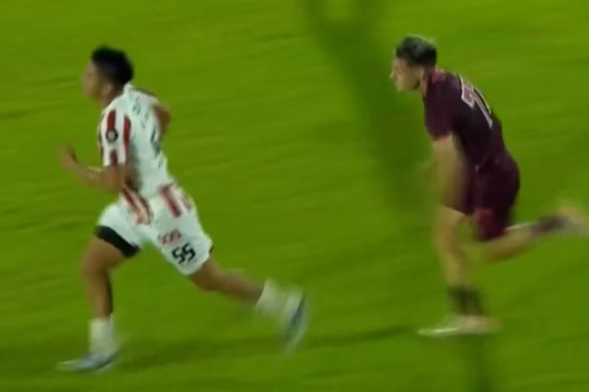 Um golpe brutal de um jogador do Lanus que o expulsou contra o Instituto