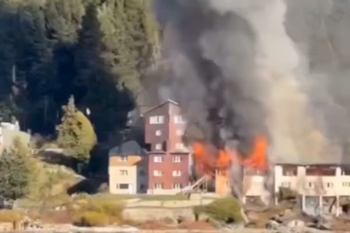 Um grande incêndio destrói um tradicional hotel em Bariloche, em frente ao Lago Nahuel Huapi