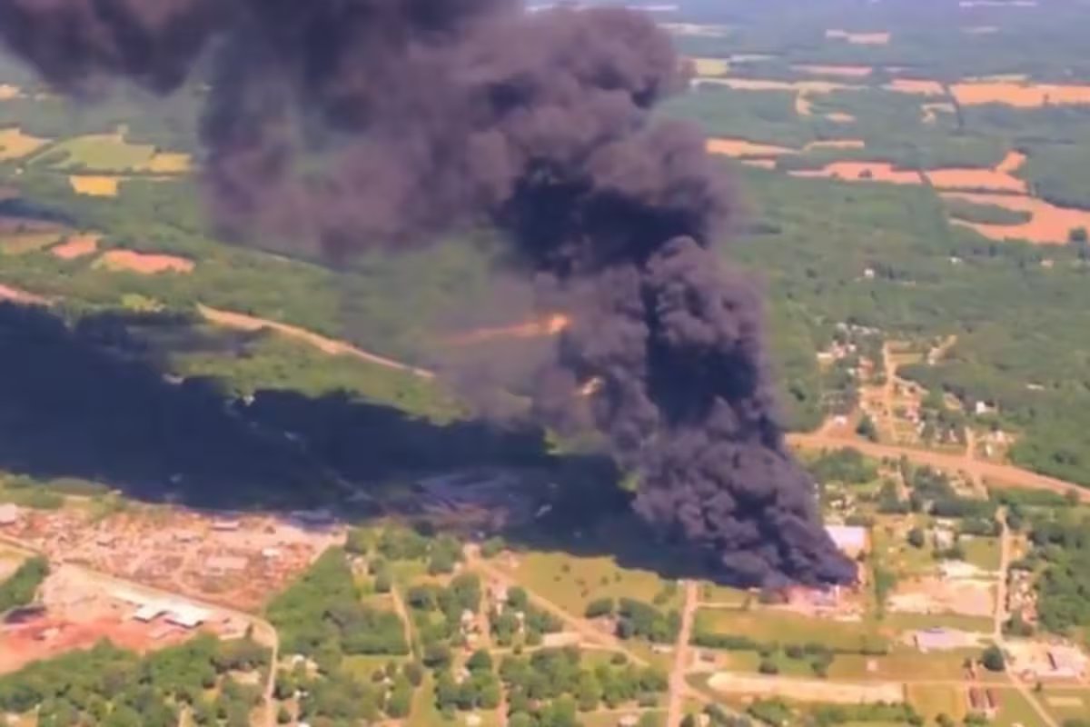 Um incêndio em uma fábrica de processamento de plástico nos Estados Unidos causou uma espessa coluna de fumaça