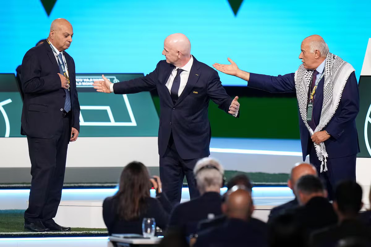 Um momento estranho entre representantes israelenses e palestinos na convenção da FIFA