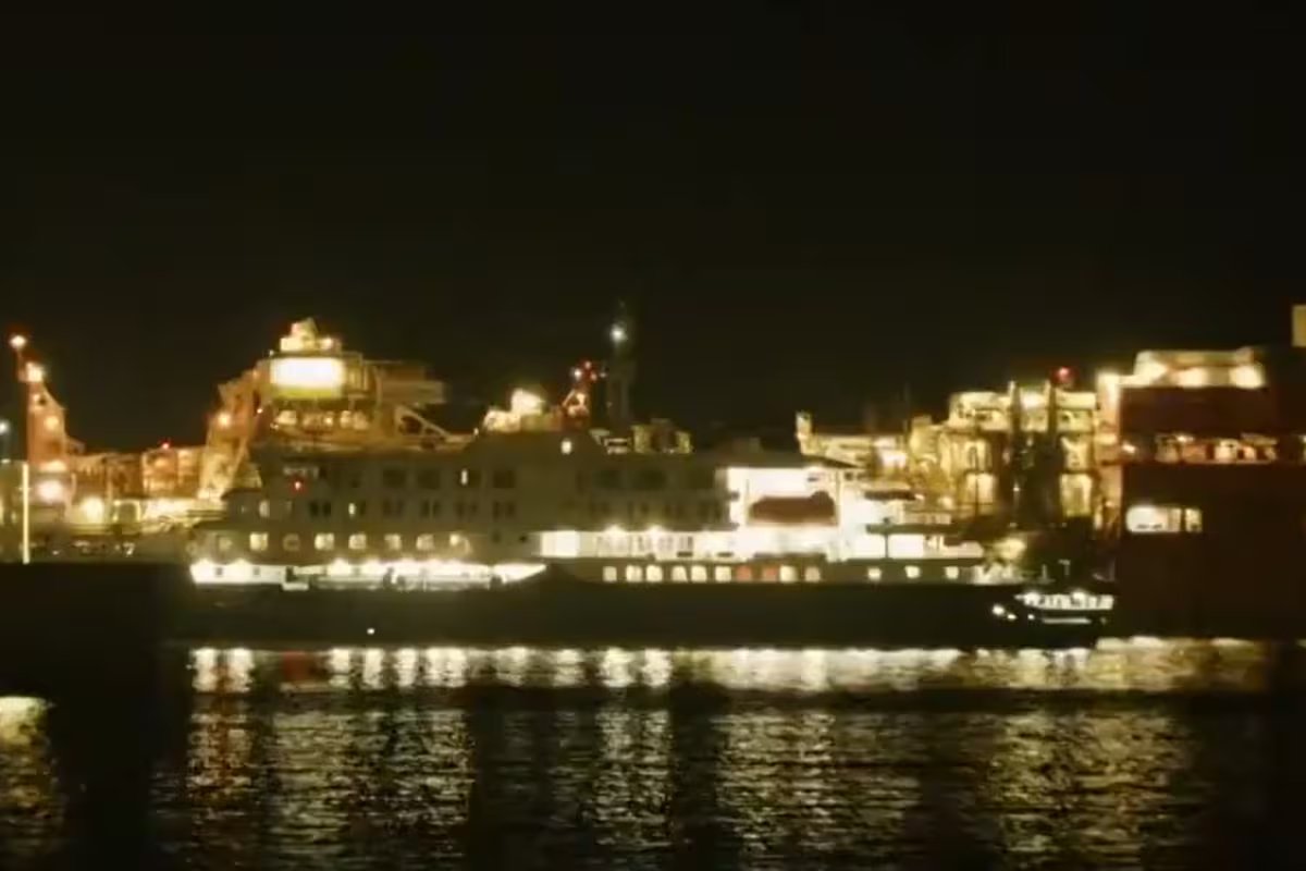 Um navio de cruzeiro afetado pelo hantavírus chegou ao porto de Tenerife para evacuar passageiros.