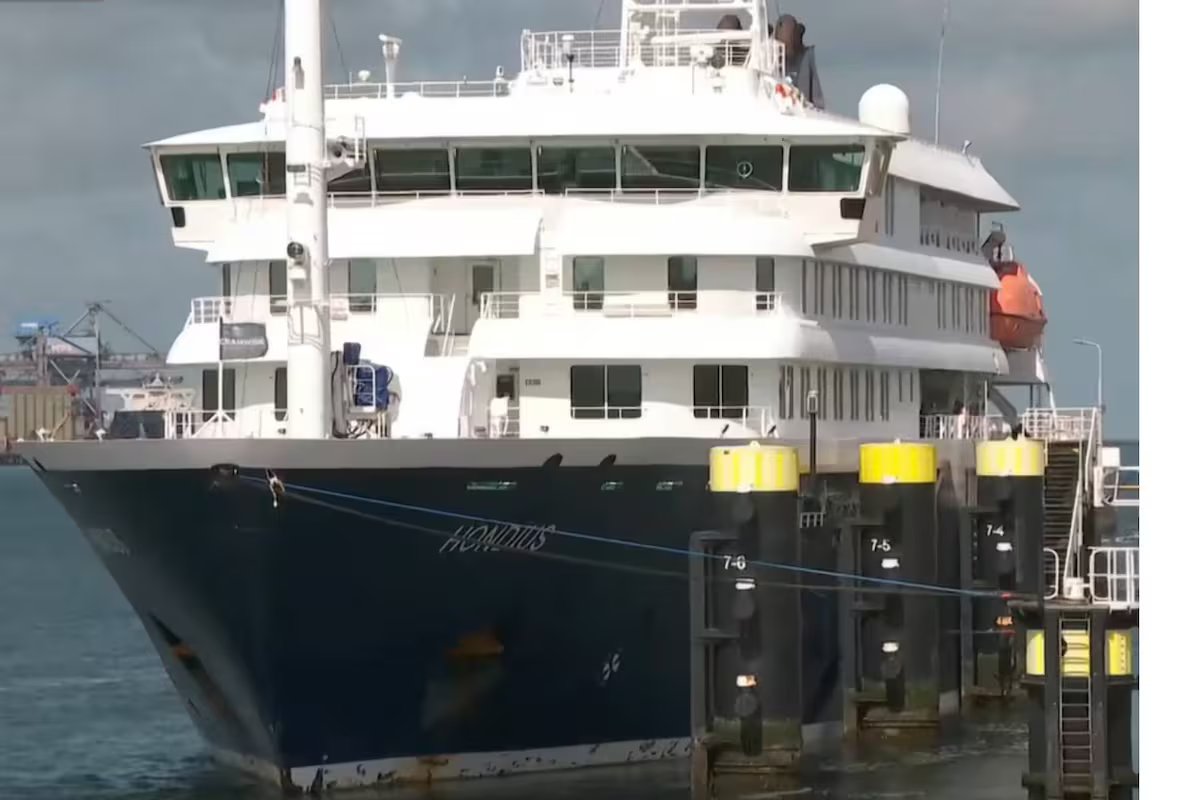 Um navio de cruzeiro afetado pelo surto de hantavírus chegou ao seu destino final na Holanda