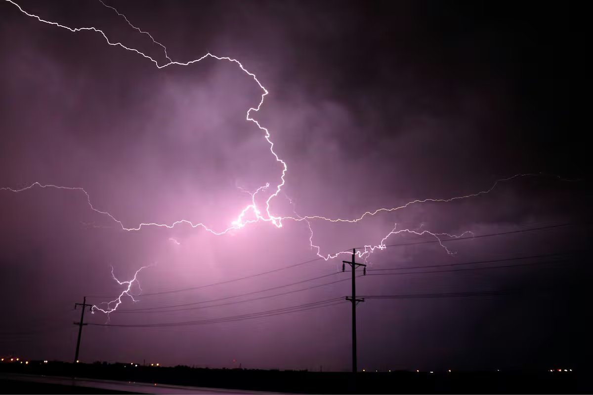 Um poderoso anticiclone está instalado, o que causará uma mudança repentina na previsão com nebulosidade variável, aumento de temperatura e umidade; áreas afetadas.