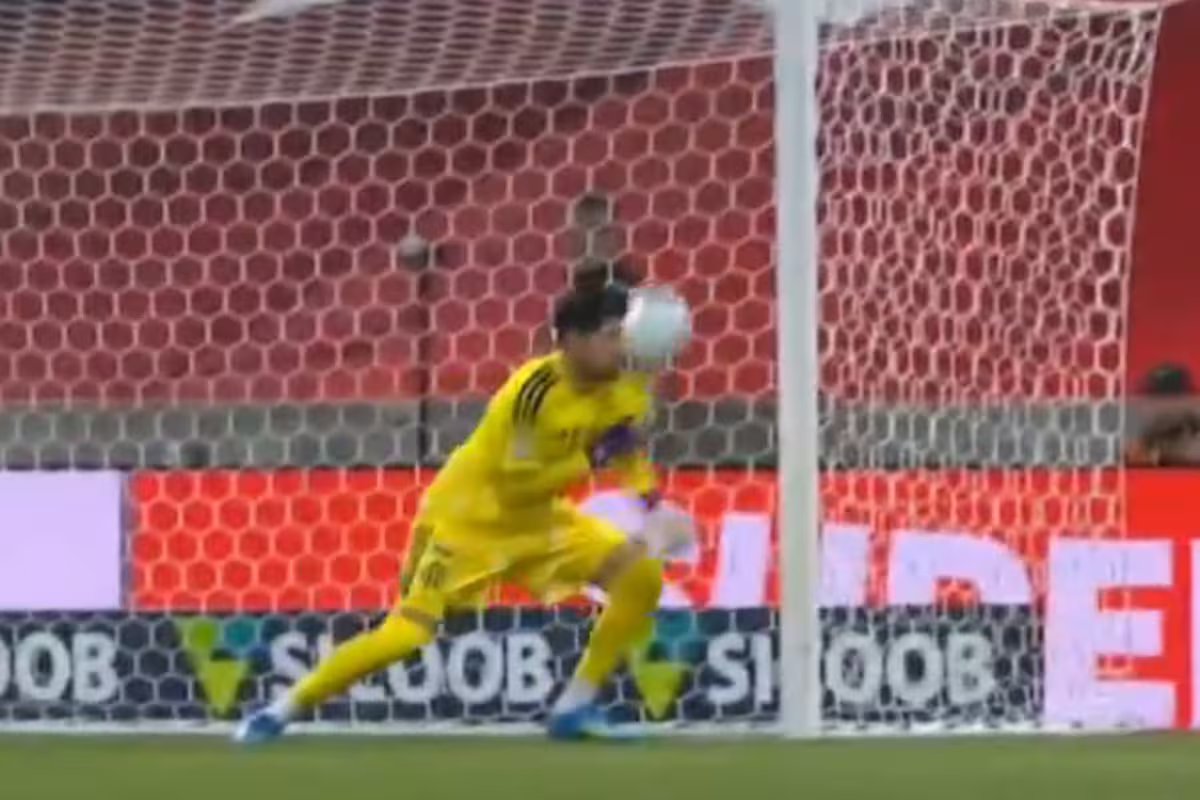 Um raro erro de Agustín Rossi que deu vantagem parcial ao Atlético Paranaense