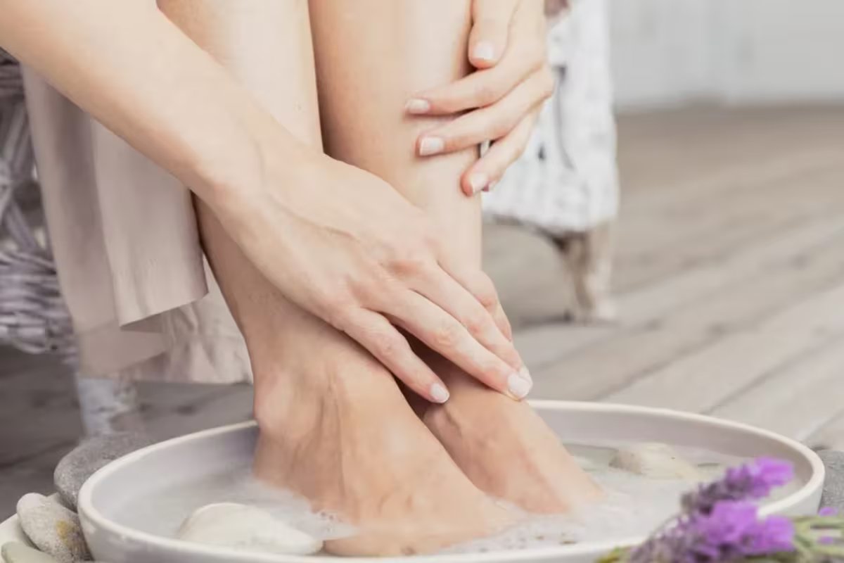 Um truque caseiro para desinfetar os pés com vinagre de maçã. Qual horário do dia é recomendado?