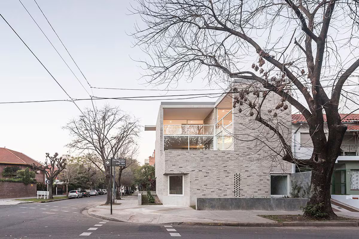 Uma casa disruptiva de dois arquitetos em um canto de Buenos Aires que todo mundo para para ver