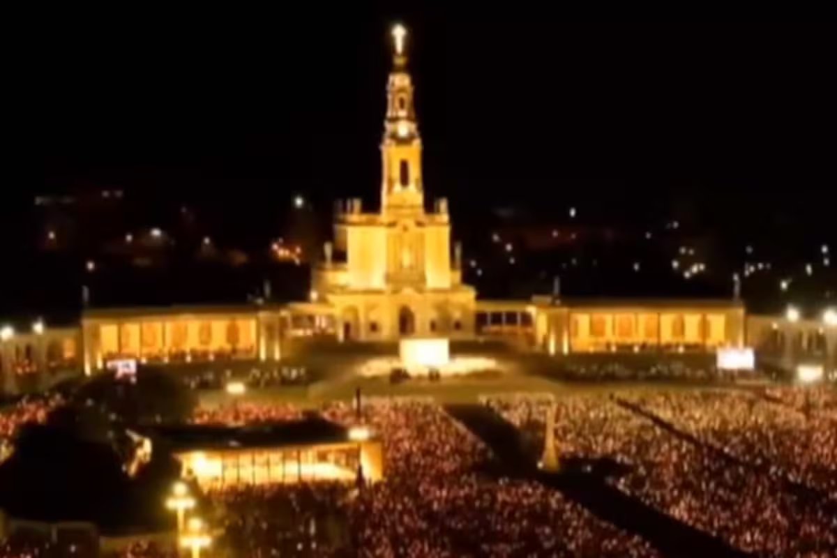 Uma romaria em massa iluminou Portugal nas vésperas da Festa de Nossa Senhora de Fátima