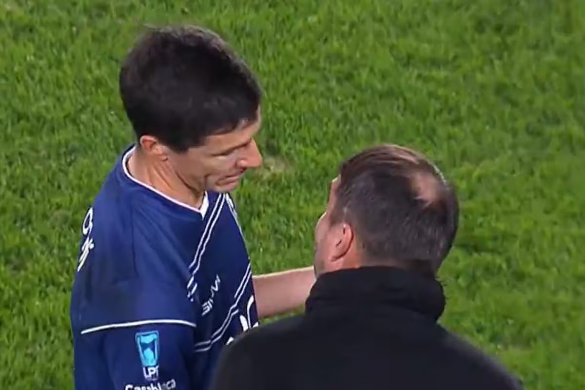 Uma troca tensa entre Cudet e Nacho Fernandez. “Dê-me um beijo.”