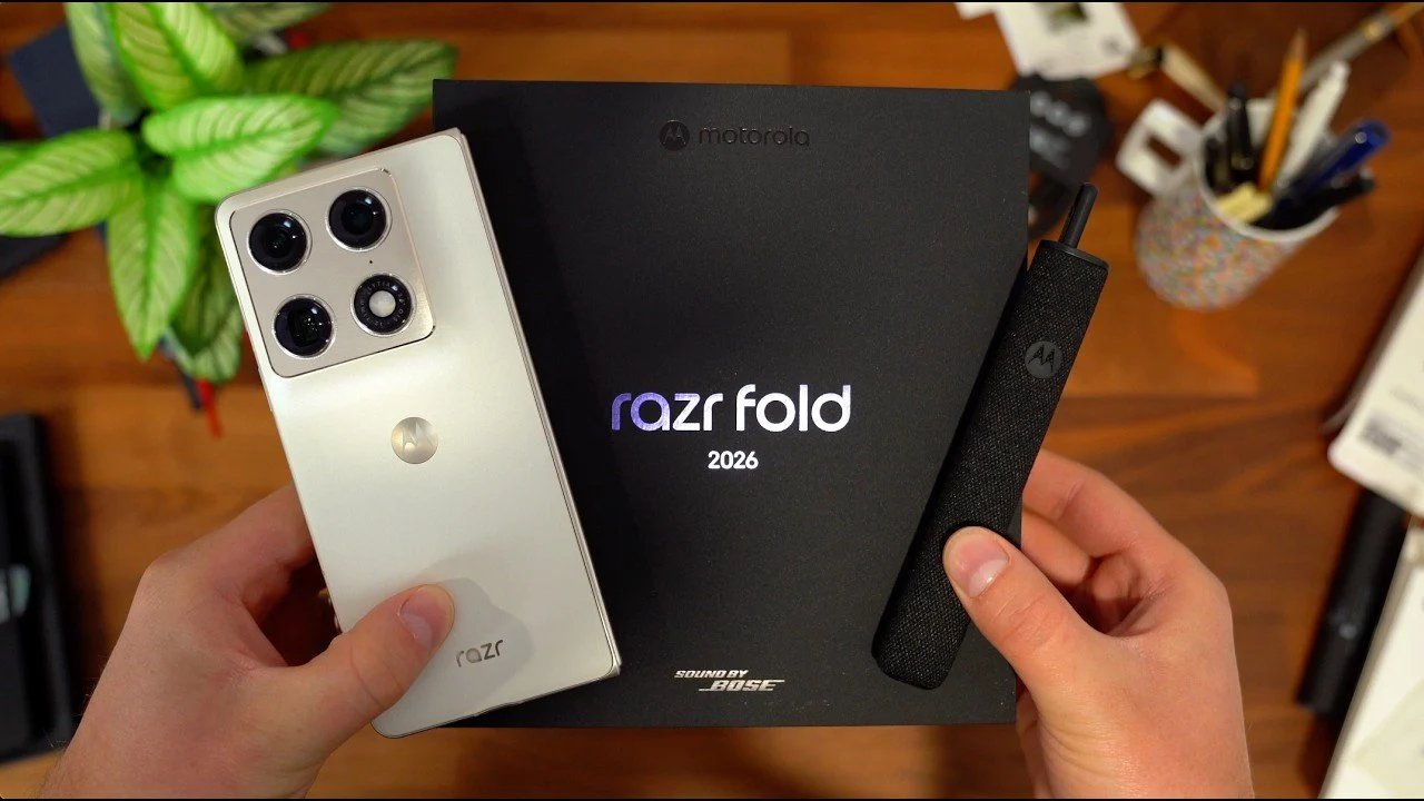 Unboxing do Motorola Razr Fold: vale o preço de US$ 1.899?