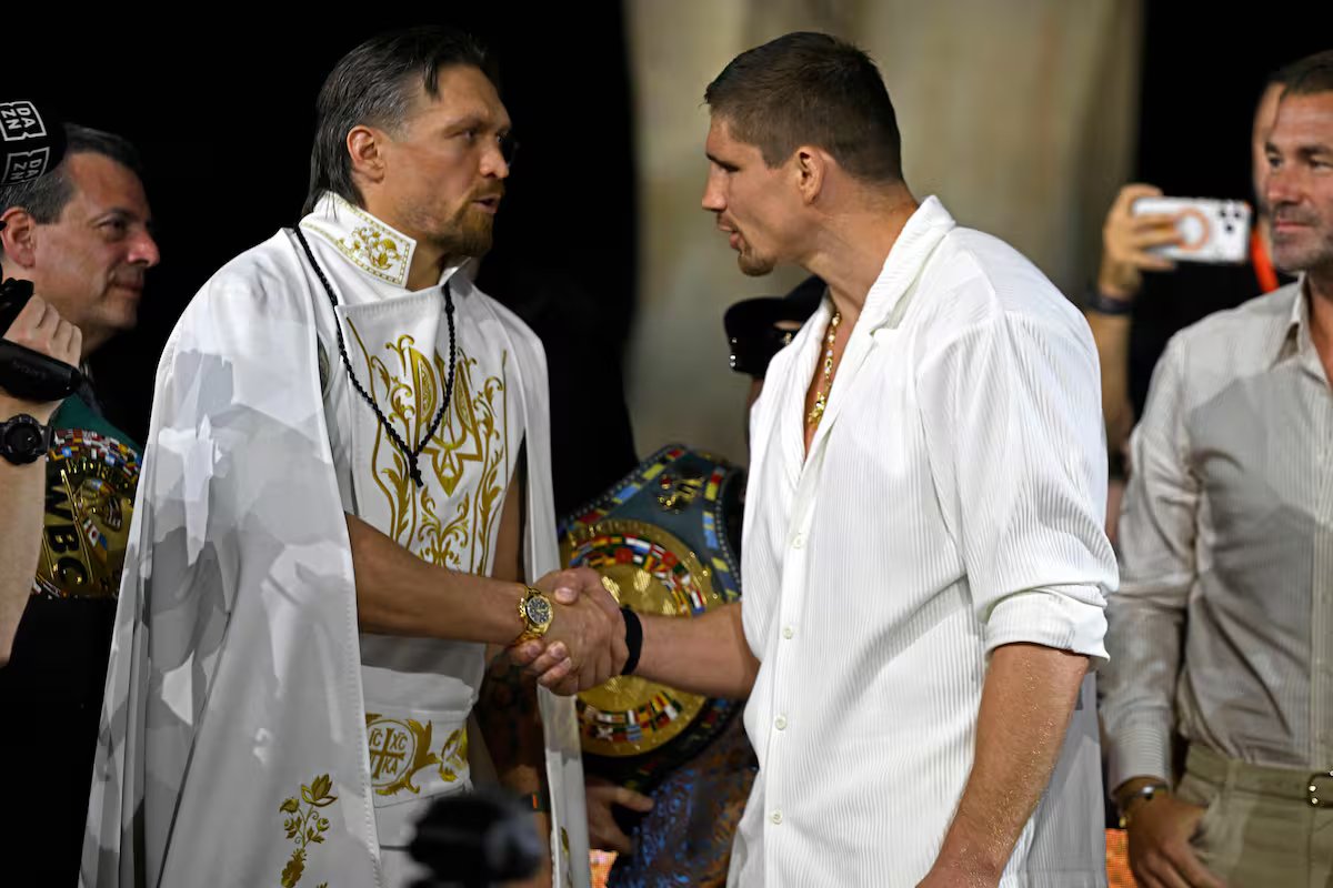 Usyk luta contra um gigante do kickboxing com as pirâmides egípcias como um cenário incomum