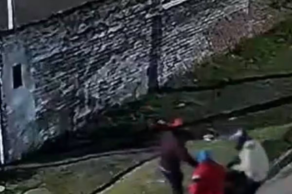 Vídeo: Policial que trabalhava como motorista de aplicativo atira em ladrões que tentavam roubá-lo