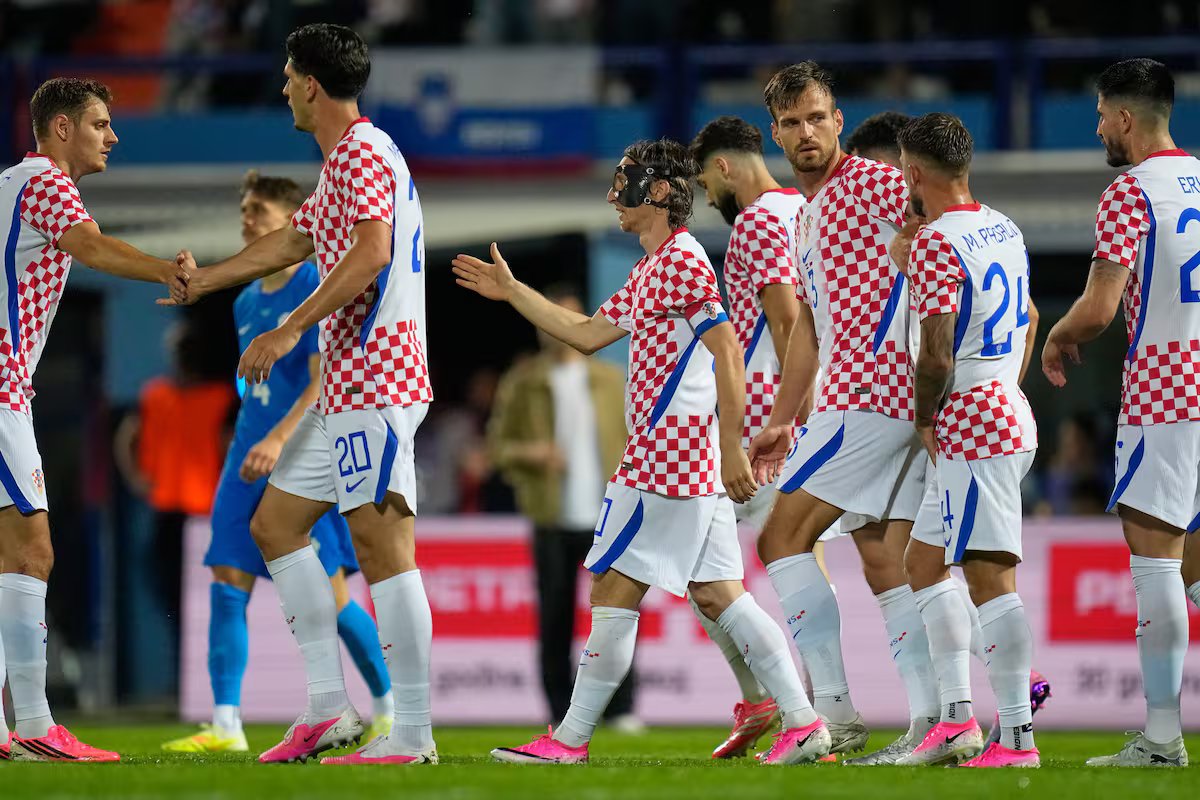 A Croácia venceu com gol do seu “mascarado inoxidável” e das duas seleções que serão protagonistas do sorteio da Copa do Mundo.