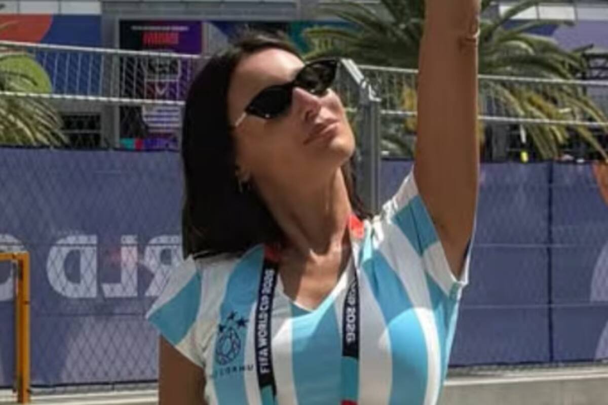 A impressionante aparição de Pampita na estreia da Argentina na Copa do Mundo. espartilho azul claro e branco e shorts jeans