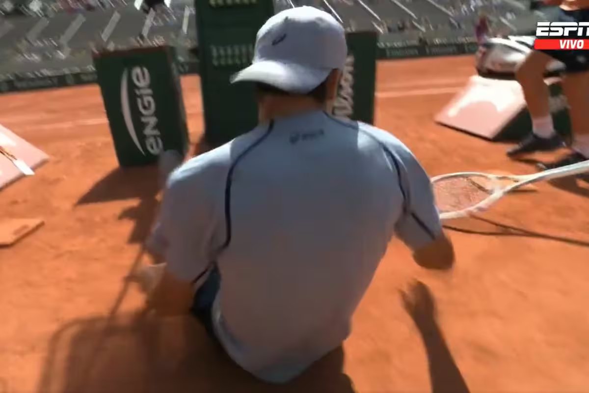 A jogada arriscada de Zachary Swayda em Roland Garros resultou em forte queda