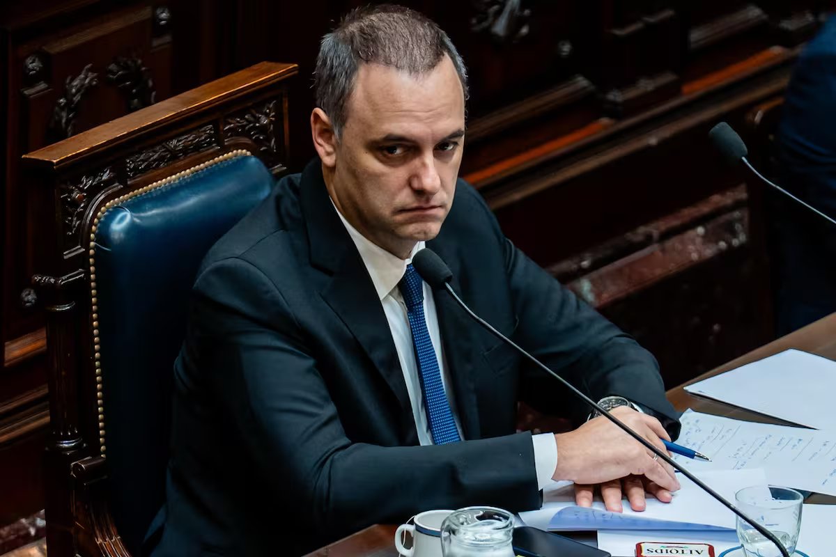 A nova versão de Adorni refuta o que ele afirmou no Congresso e nas conferências da Casa Rosada