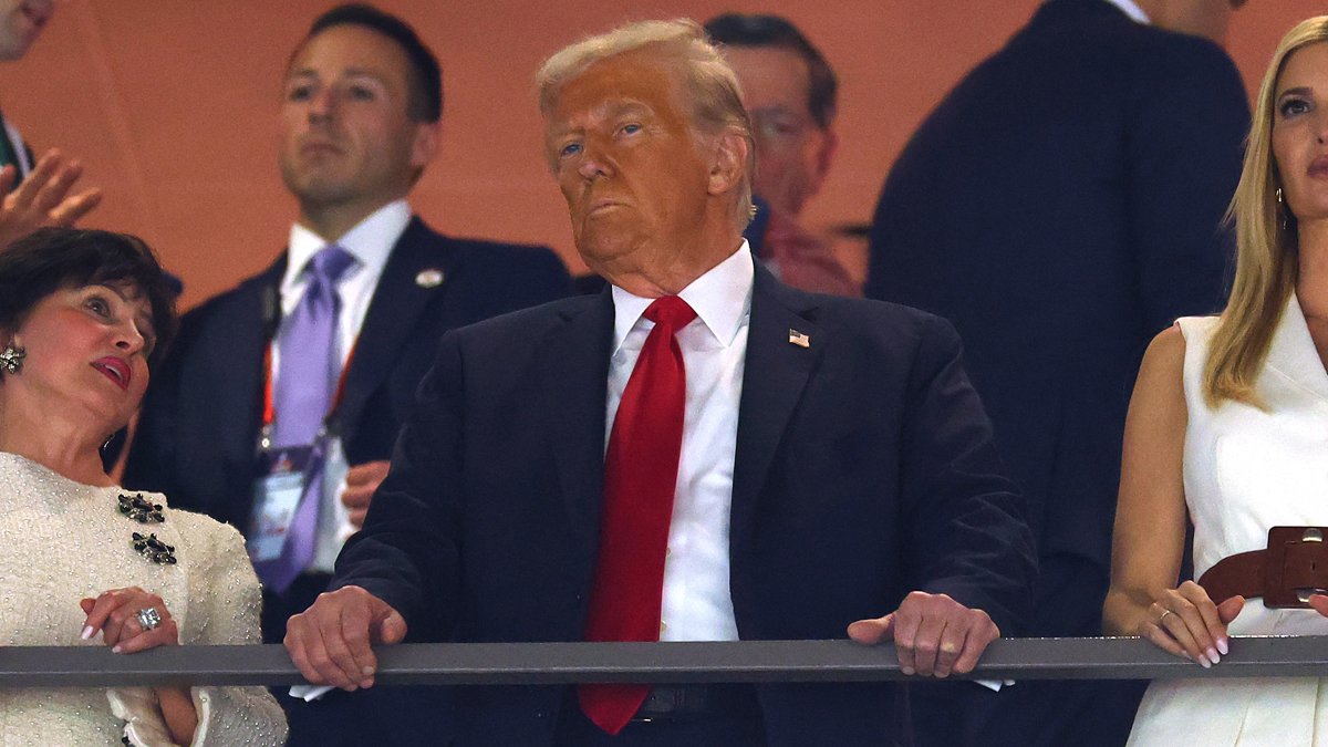 A participação de Donald Trump nas finais da NBA trará proibição estrita de bolsas no Madison Square Garden – Just Jared – Notícias e fofocas de celebridades