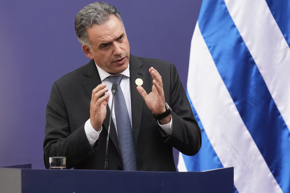 Acusam o presidente do Uruguai de comprar um caminhão com desconto de 25 mil dólares. “Mesmo Menem não se atreveu a fazer isso.”