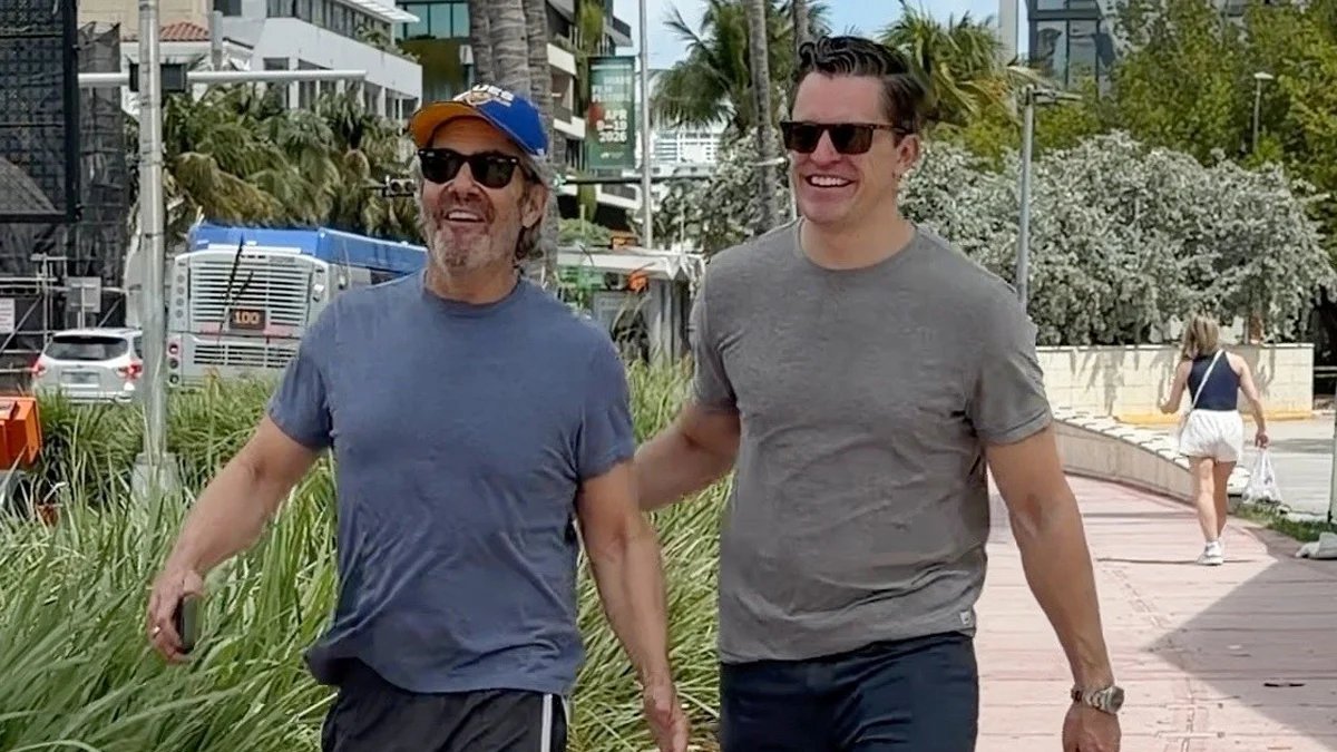 Andy Cohen e rumores de namorado Kevin Sobieski ficam próximos durante o dia em Miami (fotos) – Just Jared – Celebrity News & Gossip
