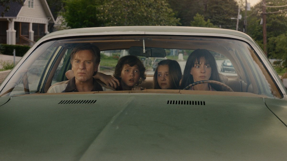 Anne Hathaway e Ewan McGregor enfrentam dinossauros no trailer de ‘The End of Oak Street’ – Just Jared – Celebrity News & Gossip