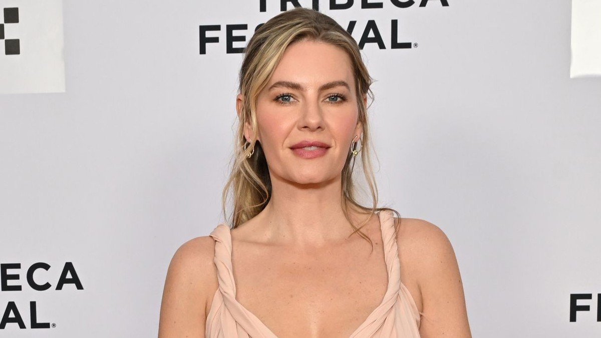 Ano após ano, Elisha Cuthbert explica por que ela parou de atuar por anos – Just Jared – Notícias e fofocas de celebridades