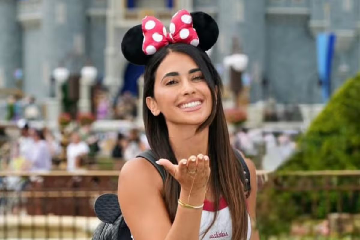 Antes da estreia da seleção argentina, Antonella Roccuzzo visitou a Disney e causou sensação com sua aparição.