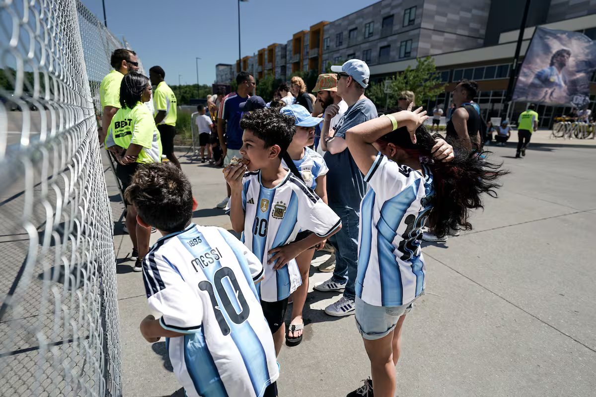 Apesar dos preços dos ingressos e das distâncias, pelo menos 30 mil argentinos esperam cada partida da seleção nos EUA.