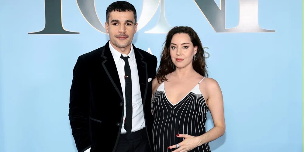 Aubrey Plaza e Christopher Abbott caminham juntos pelo primeiro tapete vermelho após notícias sobre gravidez no Tony Awards de 2026 – Just Jared – Notícias e fofocas de celebridades