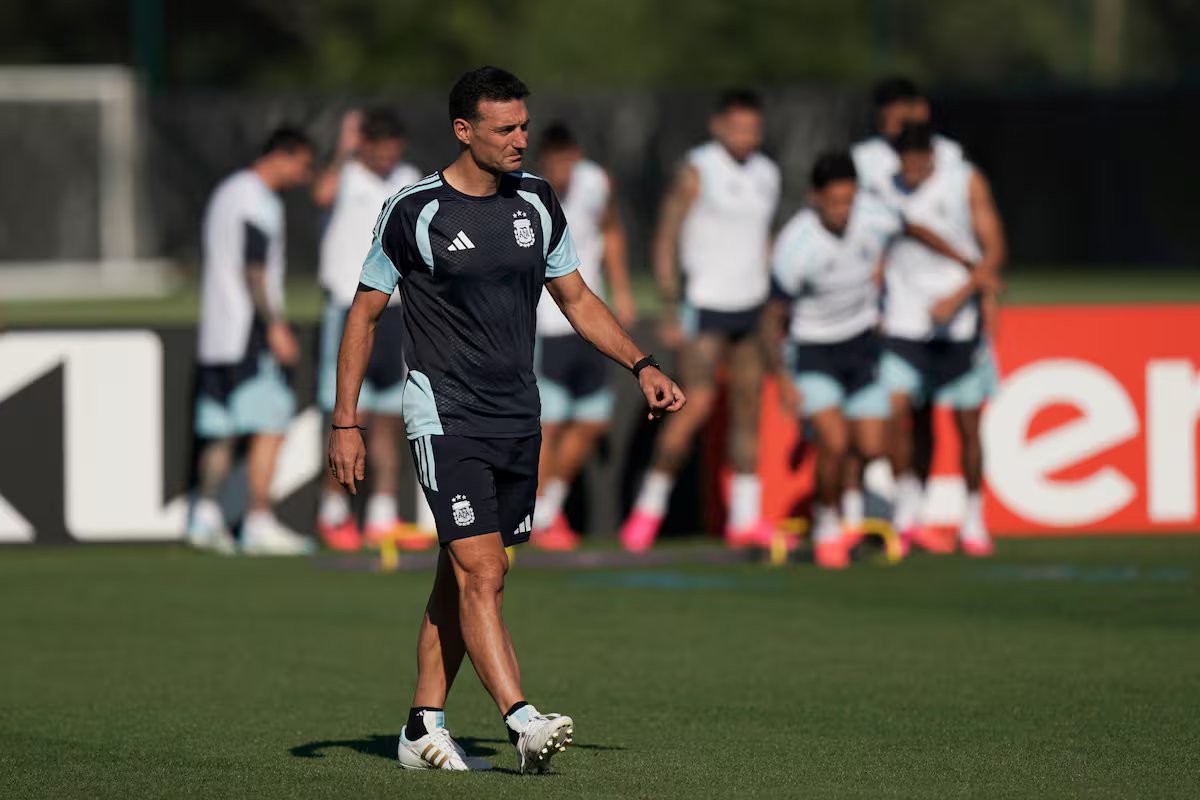 Base do Catar e dois desenvolvimentos importantes. como Scalloni molda o time em sua estreia na Copa do Mundo