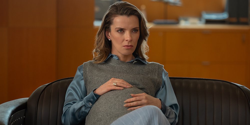 Betty Gilpin diz que ficou ‘assustada’ com próteses genitais por causa da cena de nascimento de ‘Romance de escritório’ – Just Jared – Notícias e fofocas de celebridades