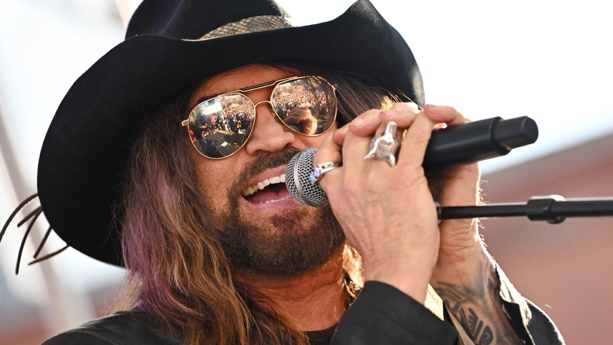 Billy Ray Cyrus reflete sobre as tensões familiares e diz que o passado está ‘no espelho retrovisor’ – Just Jared – Celebrity News & Gossip