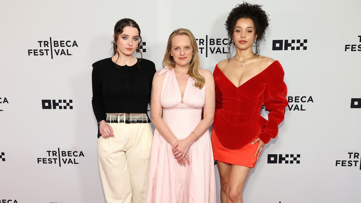 Chase Infiniti, Lucy Halliday e Elisabeth Moss discutem ‘The Handmaid’s Tale’ e ‘The Testaments’ no Tribeca Film Festival 2026 – Just Jared – Celebrity News & Gossip