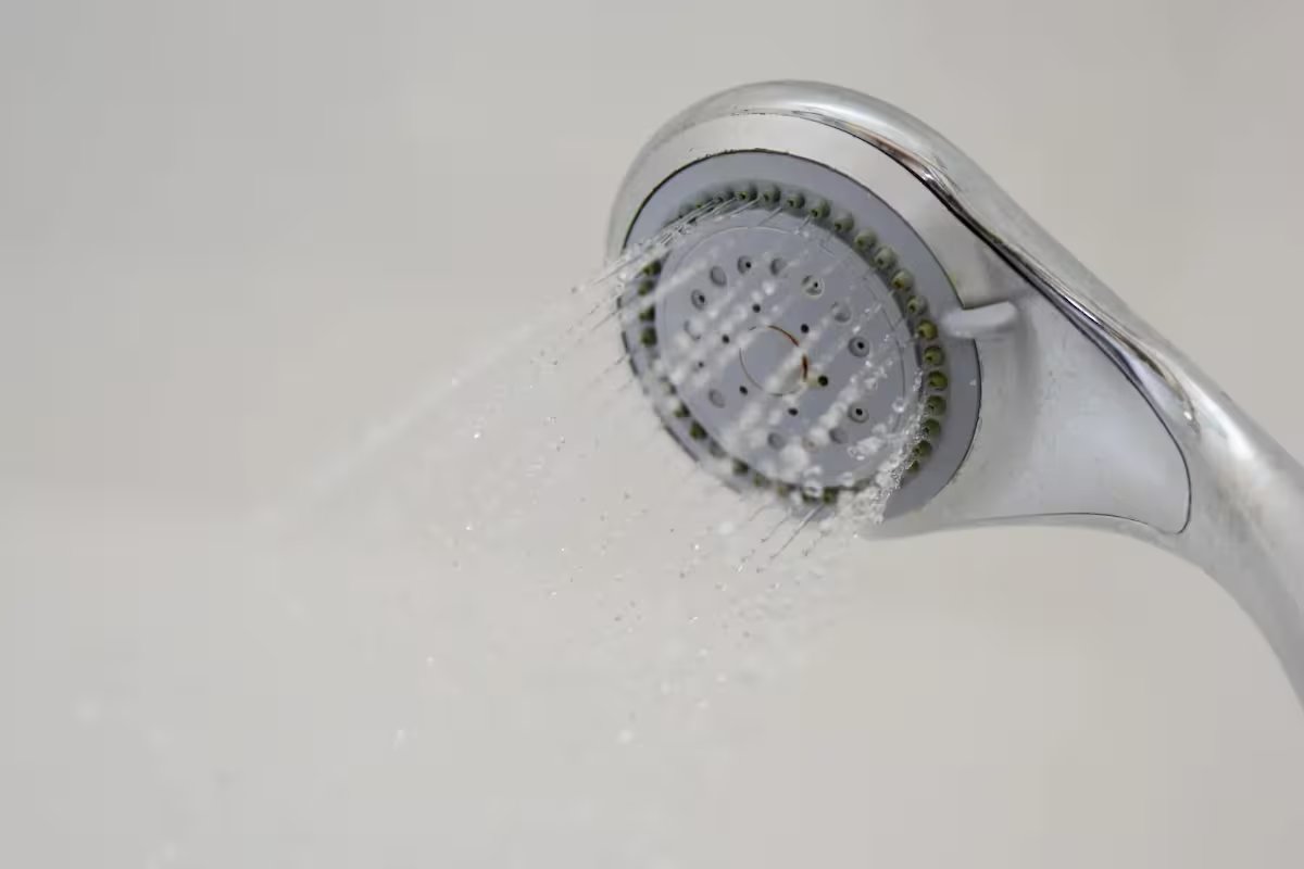 Como desobstruir os buracos do chuveiro para restaurar a pressão da água