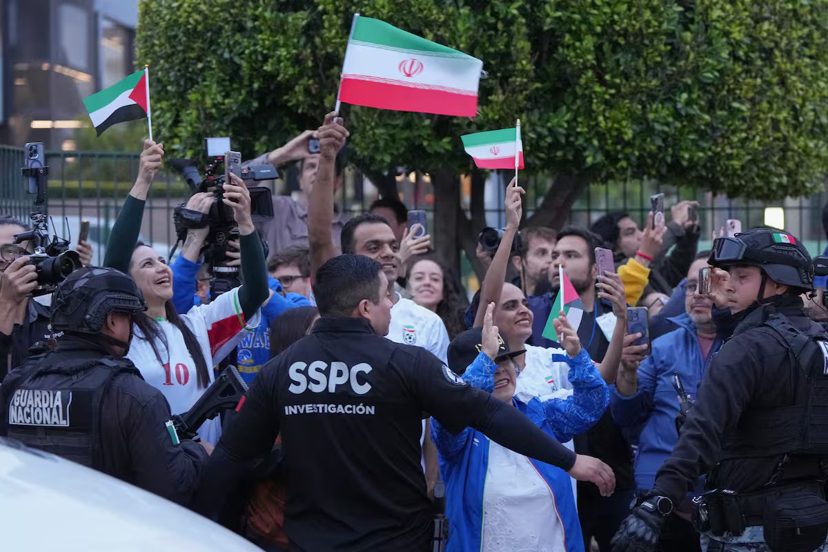 Copa do Mundo de 2026: Irã chega a Los Angeles em meio a expectativas de paz, mas protestos e ameaças antes da estreia