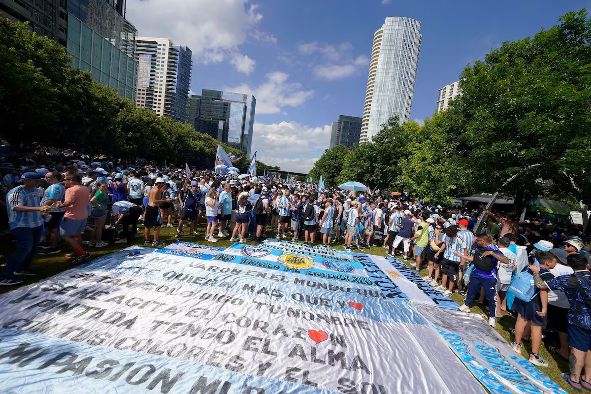 Copa do Mundo de 2026: Milhares de argentinos enfrentam o calor com uma bandeira diferente em Dallas