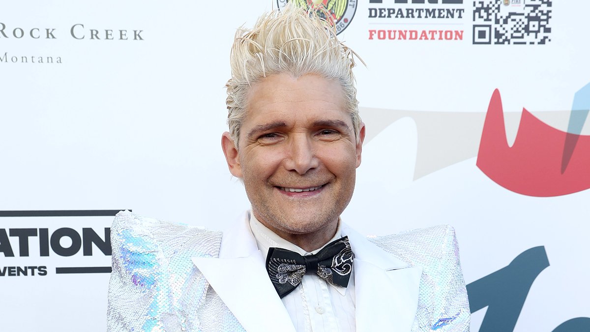 Corey Feldman levado ao hospital após emergência em voo de Chicago para LAX – Just Jared – Celebrity News & Gossip