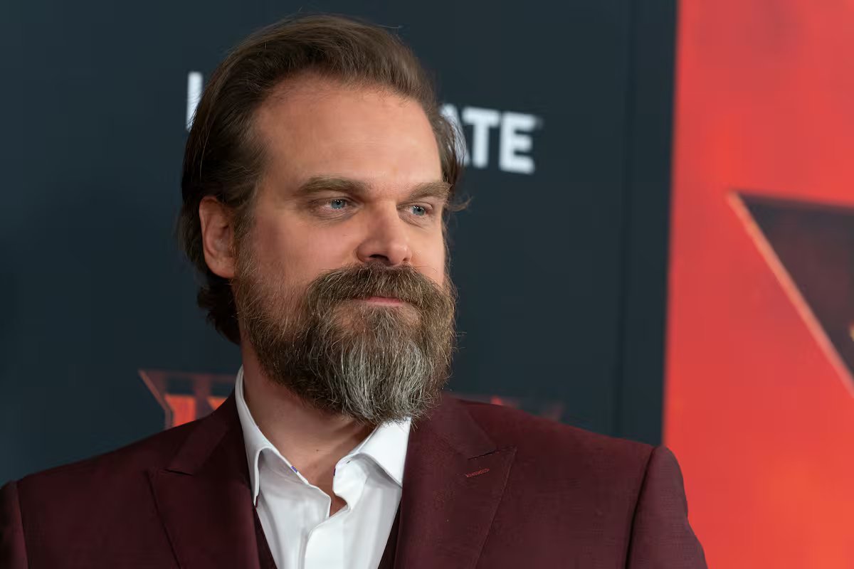 David Harbor reclamou das músicas de sua ex Lily Allen e admitiu que teve um conflito com Millie Bobby Brown no set.