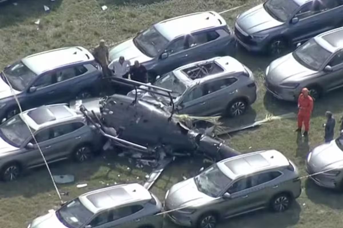 Dois helicópteros colidiram e caíram no Rio de Janeiro. todos os seis passageiros morreram.